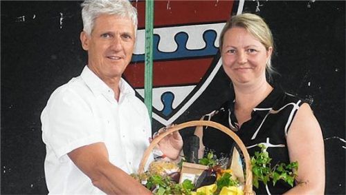 Bürgermeister Thomas Schmidinger mit der Kinderhausleiterin Michaela Eichinger bei der Einweihung.