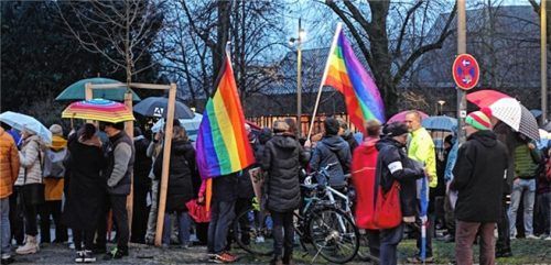 Bunt gegen Braun – der Demozug auf dem Weg zum Max-Josefs-Platz. Foto Wunsam