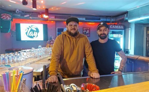 Christian Hellmann (links) und Mario Eckleder in ihrer Mallorca-Bar „Playa“ in der Samerstraße. Fotos Beuerlein