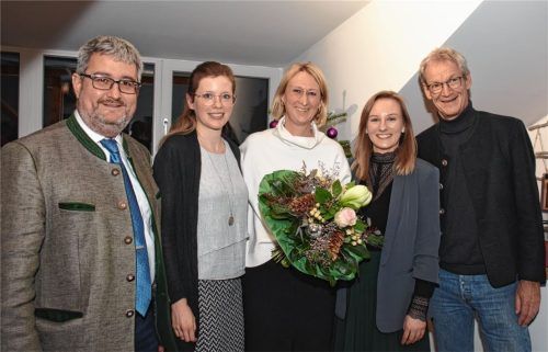 CSW-Vorsitzender und Flintsbachs Bürgermeister Stefan Lederwascher (von links), Pflegedienstleiterin in Mutterschutz Stephanie Rupp, geschäftsführende Pflegedienstleiterin Nathalie Winterling, Zweiter CSW-Vorsitzender und Brannenburgs Bürgermeister Matthias Jokisch verabschieden Eva Faltner (Mitte).Foto JOHANN WEISS