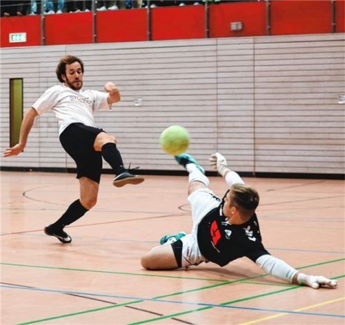 Daniel Schönhuber (links) hatte die Führung für die SpVgg Pittenhart auf den Fuß, kam aber an Mehrings Torwart Yannick Schober nicht vorbei. Foto Christian Muehlhofer