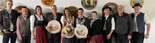 Das Bild zeigt (von links) Zweiten Schützenmeister Daniel Koch, Jugend-Brezenkönig Dustin Geyer, Brezenkönigin Marianne Loidl, Pistolenkönig Christian Obermüller, Jugendkönigin Xenia Binder, Schützenkönig Rudi Vollendorf, Wurstkönigin Julia Fischer, Jugend-Wurstkönig Leonhard Huber, Pistolen-Wurstkönig Peter Neumeier und Schützenmeister Peter Neumeier junior.Foto re