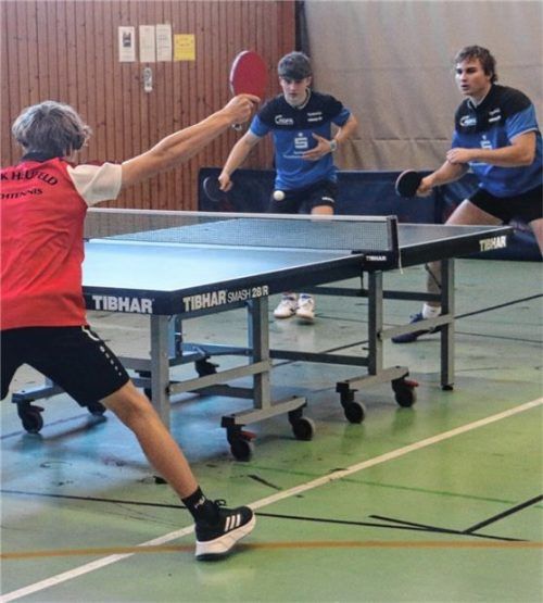 Das Duo Fuchs/Tanjo (blau) musste im Derby gegen Heufeld im fünften Satz einen Matchball abwehren. Foto Gerhard Erlich