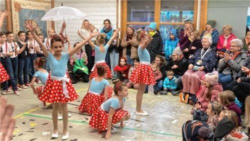 Das Kinderprinzenpaar der Faschingsgesellschaft Neubeuern Prinz Paul I. und Prinzessin Charlotte I. erwies sich samt Garde und Ministern als wahrer Publikumsmagnet und „rockte den Laden“.Foto Re