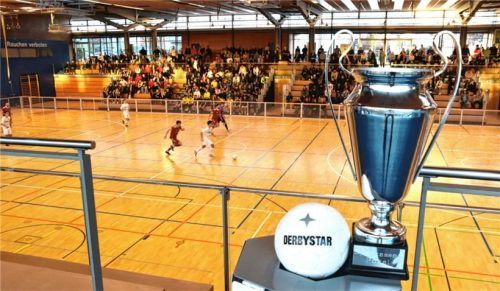 Das Objekt der Begierde: Der Sparkassenpokal war auch schon in der Zwischenrunde in der Gabor-Halle mit dabei.Foto Franz Ruprecht