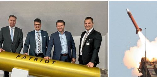 Das Patriot-Luftabwehrsystem schützt Menschen. Der Bundestagsabgeordnete Stephan Mayer, Mühldorfs Landrat Max Heimerl, Bayern-Chemie Geschäftsführer Dr. Wolfgang Rieck und Aschaus Bürgermeister Christian Weyrich (von links) freuen sich, dass die Bayern-Chemie künftig die Antriebseinheiten für die Raketen liefern wird. Foto Jörg Eschenfelder, picture alliance/dpa/Peter Müller