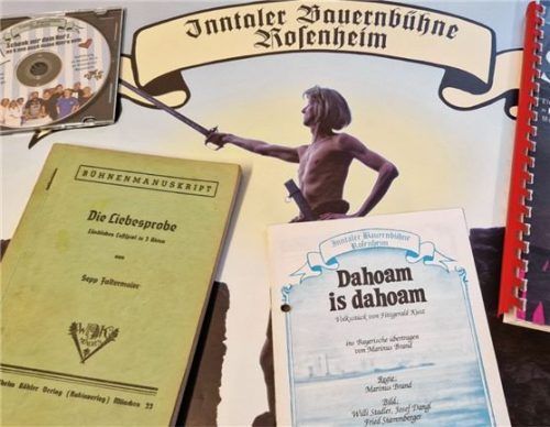 Das Stadtarchiv Rosenheim erhält vom Vereinsvorsitzenden der Inntaler Bauernbühne wertvolle Dokumente.Foto re