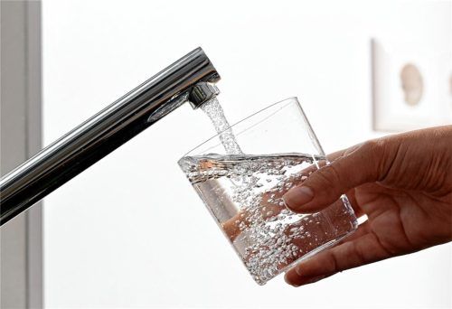 Das Trinkwasser aus dem Hahn muss in Obernburg, Haidbichl und einigen Häusern rund um den Boadwirt vorerstabgekocht werden. Foto Bernd Weißbrod (dpa)