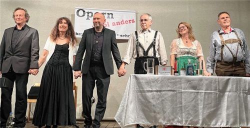 Das Trio Tonale mit (von links) Ernst Hofmann, Gerlinde Hofmann und Stefan Schrag sowie Max Dietrich, Brigitte Oberkandler und Hans Küsters, die die bayerischen Opernfiguren zum Leben erweckten.Foto Janeczka