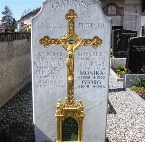 Das von Herzogin Adelgunde von Modena gestiftete Grabkreuz.