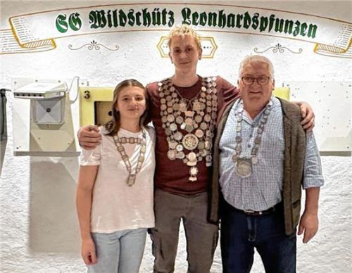 Den Königstitel bei der Schützengesellschaft Wildschütz Leonhardspfunzen erhielten: (von links) Lea Weber, Georg Hofbauer und Siegfried Weber.Foto schweinsteiger