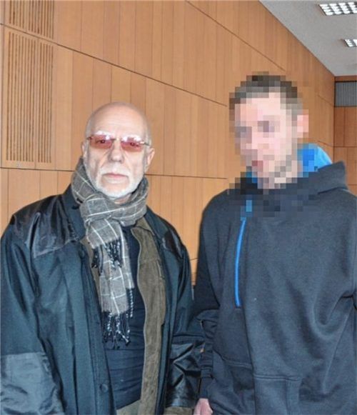Der 39-jährige Andreas P., Kläger in dem Traunsteiner Missbrauchsprozess gegen die Erzdiözese München und Freising, mit Andreas Schulz, einem seiner drei Anwälte aus Berlin. Foto Kreztmer-Diepold