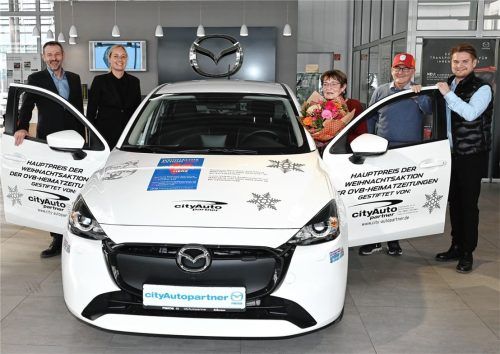 Der Aktions-Mazda fährt nach Kiefersfelden: Mit Gewinnerin Roswitha Berner (mit Blumen) und Ehemann Franz (mit Kappe) freuen sich bei der Übergabe des Wagens in Kolbermoor: (von rechts) Auto-Eder-Geschäftsführer Josef Michael Eder, OVB-Redaktionsleiterin Rosi Gantner und City-Autopartner-Verkaufsleiter Michael Schlatter. Foto schlecker