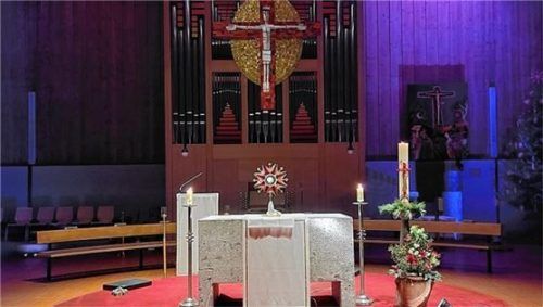 Der Altar der Kirche Wiederkunft Christi zeigt sich in gedämpftem Licht für die Nachtanbetung. Foto re