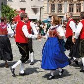 Abwechslungsreiches Programm beim Rosenheimer Volkstanzkreis