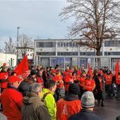 Erste Warnstreikwelle – Arbeit bei Steelcase niedergelegt