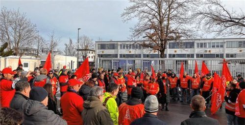 Der erste Warnstreik der IG Metall vor den Toren der Firma Steelcase. Foto IG Metall Rosenheim