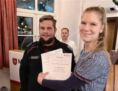Der Leiter Einsatzdienste der Malteser, Kevin Braun (links), überreicht Lina Wagner-Douglas die Berufungsurkunde zur stellvertretenden Gruppenführerin der Schnelleinsatzgruppe Behandlung und Transport. Foto  Malteser Hilfsdienst