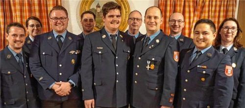 Der neue Vorstand (von links) Daniel Draxinger, Melanie Tschiche, Moritz Riedl, Dominik Tutschka, Vereinsvorsitzender Daniel Schillinger, Josef Hofmann, Kommandant Ernst Langer, Michael Fritz, Zweiter Kommandant Fabian Tschiche und Agnes Langer.