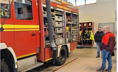 Der prüfende Blick auf Haus und Wagen: Die Feuerwehrbedarfsplaner nahmen auch Fahrzeuge und Feuerwehrgebäude unter die Lupe. Foto RE