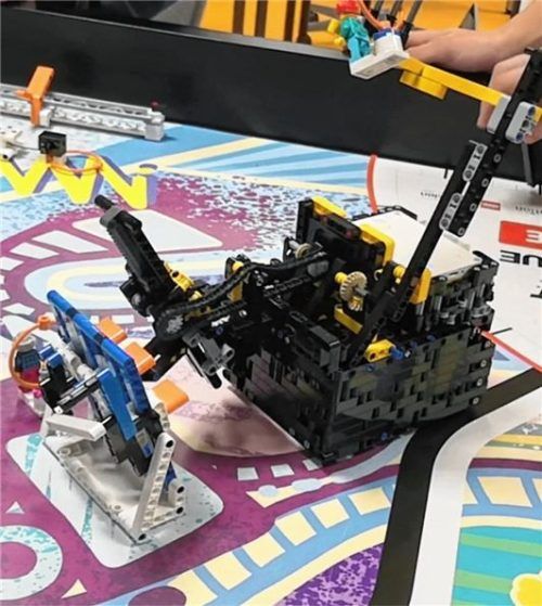 Der Roboter des Junior-Teams am „Mischpult“: Die Schieberegler müssen in einer bestimmten Abfolge nach oben geschoben werden, damit sie oben bleiben. Eine knifflige Aufgabe, die hier souverän gemeistert wurde. Foto Bauer/Grees