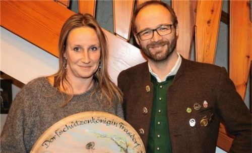 Der Schützenmeister von Frasdorf Rupert Marinus Wörndl übergibt die Siegerscheibe an die 24. Dorfschützenkönigin Anja Preuße. Foto rehberg