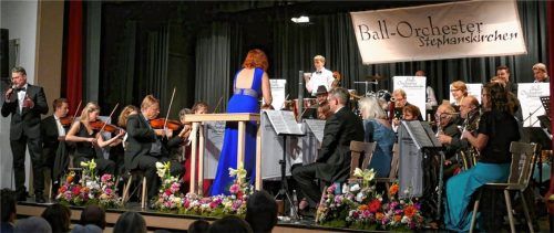 Der Solist Robert Schmid, die Dirigentin Regina Huber und das Ballorchester brauchen nur eins: „Musik! Musik! Musik!“Foto janka