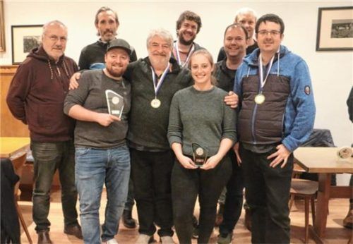 Der stellvertretende Abteilungsleiter der Freien Turnerschaft Rosenheim, Franz Reibl (links), gratulierte allen Titelträgern bei der Siegerehrung.Foto  Erlich