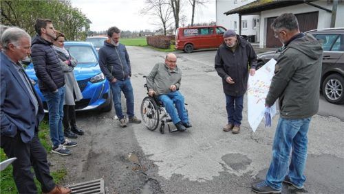 Der Stephanskirchner Bauausschuss machte sich bei einer Ortsbegehung ein genaues Bild von den Plänen für die Westerndorfer Straße. Foto Hampel