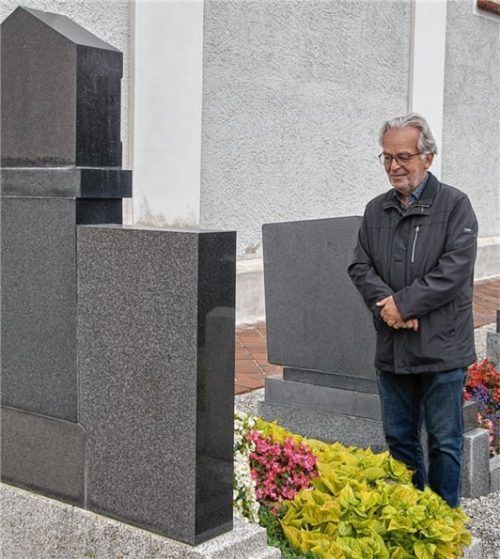 Diakon Manfred Scharnagl begleitet viele Trauernde in seelsorgerischer Funktion. Hier steht er vor einem Grab auf dem Friedhof der katholischen Kirche St. Michael in Mettenheim. Foto Kretschko