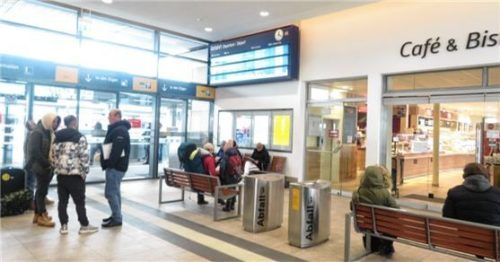 Die Bahnhofshalle in Mühldorf war nicht so gut besucht wie an anderen Tagen. Foto Rath