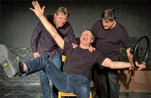 Die „Ballade vom Porsche-Schorschi“ singen Alois Schmidmayer (Mitte), Hubert Fischer (links) und Stefan Hanus.Foto Fischbacher