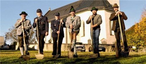 Die Baschtler Vereine bauen am Dorfplatz in Roßholzen einen Küchenstadel. Beim Spatenstich trafen sich die Vorstände von links: Hans Schober, Anton Schober, Martin Huber, Martin Schober, Klaus Huber und Gidi Moser (von links). Foto Susanne Deindl