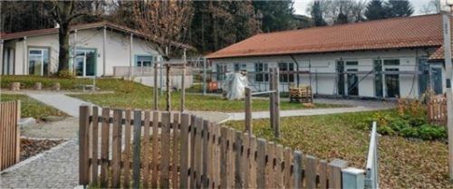 Die Bauarbeiten an der Kita verzögern sich. Links die Kinderkrippe, rechts das renovierte Fiedlerhaus.