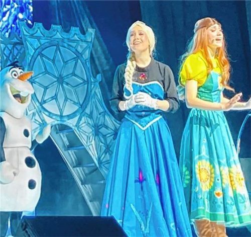 Die beiden Darstellerin von Anna und Elsa sangen von Liebe, Freundschaft und Tapferkeit und hoben dabei das musikalische Niveau. Foto Grun