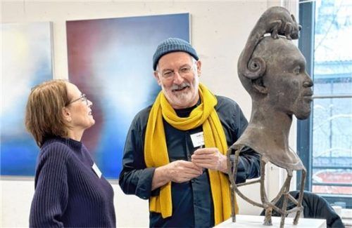 Die beiden Dozenten Christine Renner und Max Wagner tauschen sich vor einer Skulptur des Künstlers aus. Foto RE
