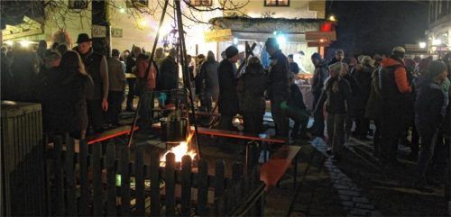 Die Besucher lassen die Weihnachtsfeiertage am Lagerfeuer ausklingen. Foto Steffenhagen