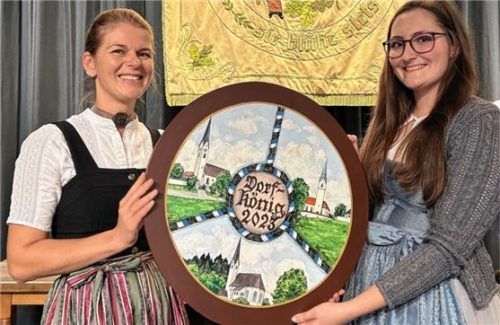 Die bisherige Gemeindekönigin Silvia Summerer (links) übergibt die Schützenscheibe an die Gewinnerin 2023, Veronika Loitfelder. Foto SG sEEROSE bAIERBACH