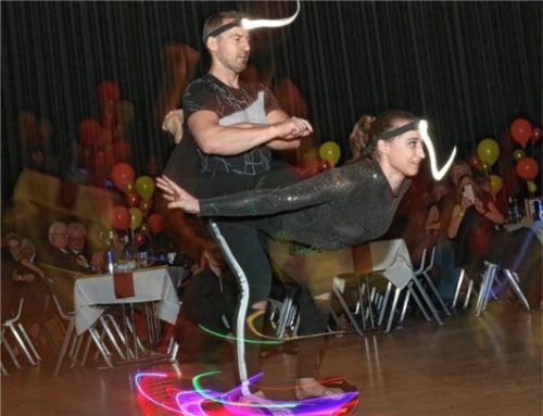 Die Cosmic Artists beeindruckten auch mit Hebefiguren auf einem Hoverboard, einem rollenden Untersatz.