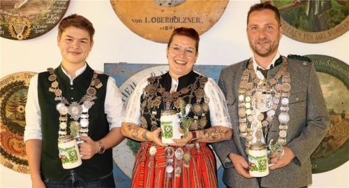 Die drei Schützenkönige der Königlich privilegierten Feuerschützengesellschaft Hohenaschau 1607: (von links) Maxi Gawlik, Nicole Gawlik und Thomas Gawlik.Foto Rehberg