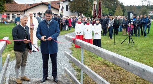Die Einweihung der Radwege mit Bürgermeister Christian Seidl (links) und Landrat Max Heimerl.