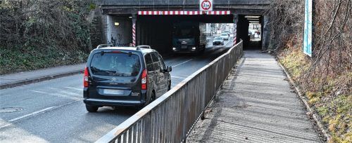 Die Eisenbahnunterführung an der Kufsteiner Straße muss saniert werden. Jetzt sollen Stahlstützen aufgestellt werden, um die Brücke zu stützen. Foto Peter Schlecker