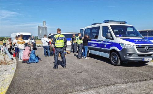 Die illegale Einwanderung nimmt seit Monaten zu – und die Fahrer werden immer skrupelloser. Mehrmals sind Bundespolizisten in den vergangenen Monaten bei Grenzkontrollen auf in Autos oder Transporter eingepferchte und dehydrierte Menschen gestoßen. Unser Bild zeigt eine Kontrolle an der A3 in Pocking. Foto dpa