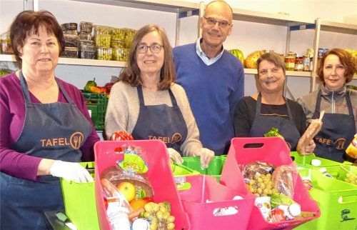 Die Kolbermoorer Tafel wird seit dem 1. Januar komplett ehrenamtlich betrieben. Die Leitung des 20-köpfigen Teams, das 400 bedürftige Menschen versorgt, hat Andreas Bobbert (Mitte) übernommen. Ihm stehen unter anderem (von links) Brigitte List, Annemarie Müller, Manuela Adam und Viktoria Zarikewitsch zur Seite. Foto Riediger