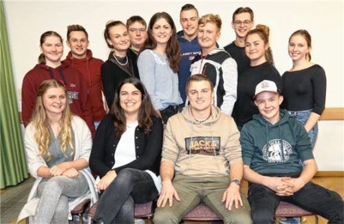 Die Landjugend Prutting (hinten von links) mit Johanna Brandl, Sebastian Adolff, Genoveva Traxler, Markus Häusler, Theresa Wimmer, Christoph Fischer, Markus Griesser, Christian Adolff, Viviana Taucher und Helena Strobl wählte (vorne von links) Ella Perr, Vorsitzende Kathrin Huber, Vorsitzenden Johannes Lechner und Lukas Brunner als Vorstand. Foto re