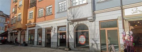 Die Leerstände in der Innenstadt häufen sich. Hier ein Beispiel am Salinplatz. Die Räume eines ehemaligen Bekleidungsgeschäfts stehen seit etlichen Monaten leer. Fotos Aerzbäck