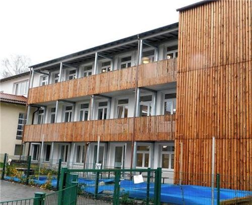 Die neu gestaltete Südfront des Kinderhauses. Die Balkone und der eingehauste Treppentrakt stehen den Kindern zur Verfügung.