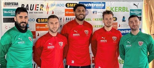 Die Neuzugänge des TSV Buchbach mit Trainer Aleksandro Petrovic (rechts) und Co-Trainer Yüksel Acipinar (links) von links: Albano Gashi, Daniel Gaedke und Michael Noggler. Foto Michael Buchholz