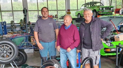 Die Oldtimerwerkstatt und drei Generationen Strohhammer: (von links) Michael Strohhammer mit seinem Opa Hubert und seinem Vater Martin.Foto Oberkandler