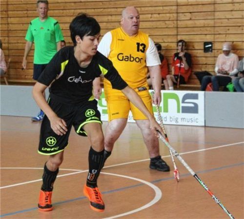 Die Rosenheimer Floorball-Mannschaft, mit Kapitän Philipp Müller (vorne) an der Spitze, startet gut vorbereitet in die Wettbewerbe. Foto  Will